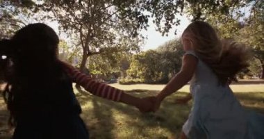 Parktan çocuklarla çalışan kadın