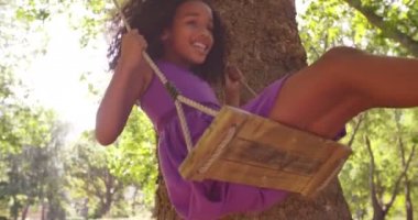 Afro kız şakacı parkta sallanan