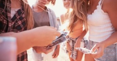 Bir grupta fotoğraf paylaşan genç arkadaşlar