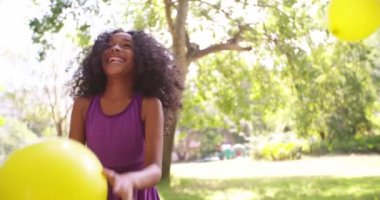 Afro kız parkta balon yakalamak