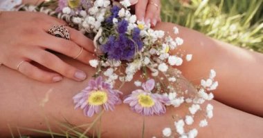 holding çiçek kızın eller