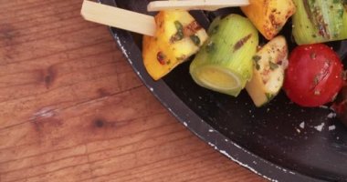 ahşap masa üzerinde ızgara sebze