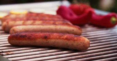 Açık hava barbeküsündeki sosisler