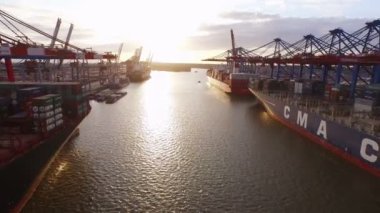 Gemileri ile Hamburg konteyner limanı