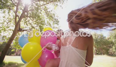 Kız ve annesi balonlarla iplik