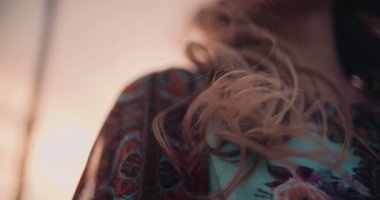 Boho kız yaz akşam peyzaj