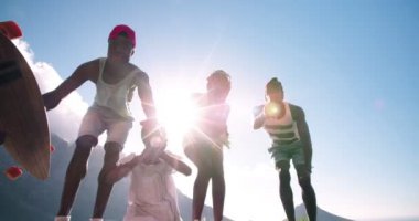 Komik suratlar çekerek dostu gençler