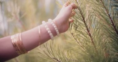 Boho kız duygu çam iğneleri ağaç üzerinde