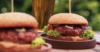 Gurme peynirburger toplayan kişi