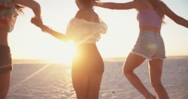 Kız tutuşup çalışan arkadaşlar