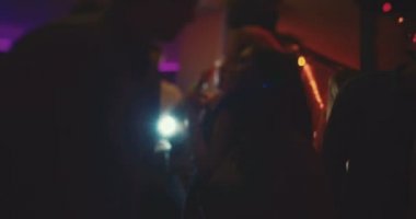 Gece kulübünde siluetleri parti kalabalık