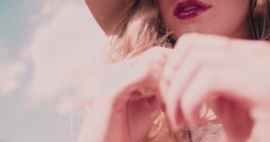 Keçe şapka giyen bir boho kız moda çekim