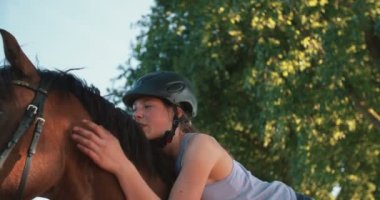 Doğada binerken atA sıyrık bir şekilde yaslanan kız