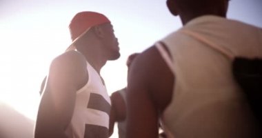 Genç kaykaycı arkadaşları dışarı asılı