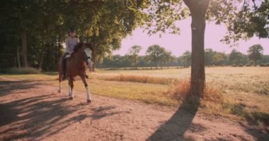 Güzel bir ata binen kız