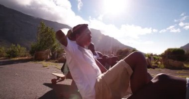 Mutlu bir şekilde onların longboards sohbet arkadaş