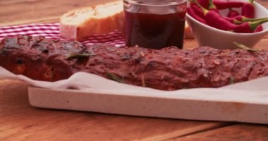 Lezzetli bir Barbekü rafından kaburga alarak el