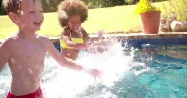 Afro kız arkadaşlarıyla bir havuzda sıçramasına gülüyor