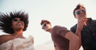 Arkadaşlar yaz günbatımı beachparty dans