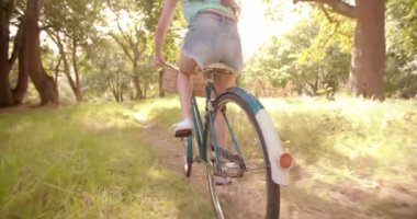 Kız bir alanda Bisiklete binme