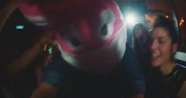 Adam partide arkadaşlarıyla bir tavşan kafası