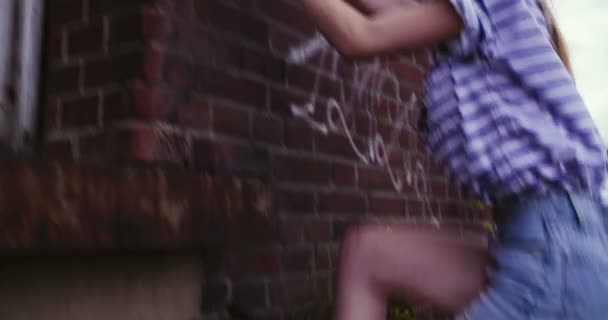 Mädchen klettert Grunge-Gebäude hinauf — Stockvideo