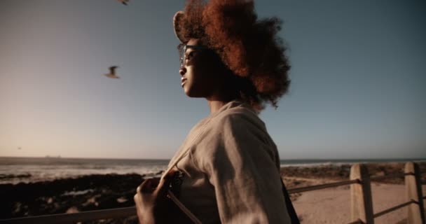 Hipster tienermeisje kijken naar het strand — Stockvideo