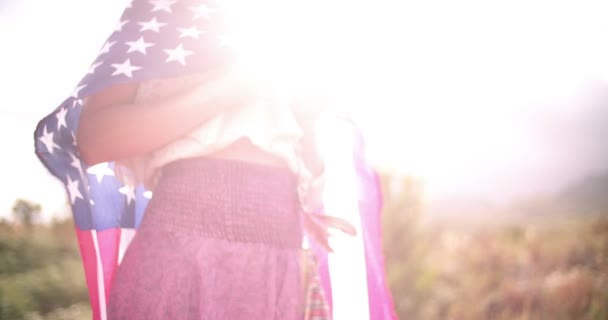 Chica con bandera americana sobre sus hombros — Vídeo de stock