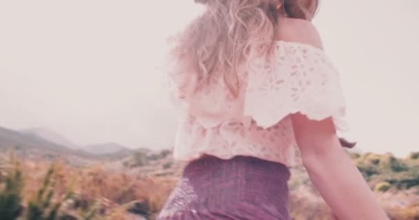 Boho meisje in paarse rok waarop een landweg — Stockvideo