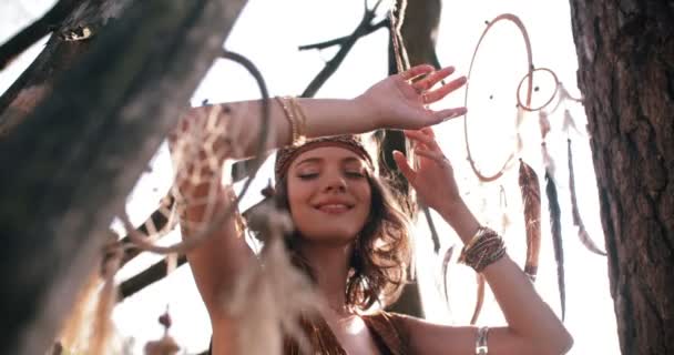 Boho hippi tarzı açık havada vahşi görünümlü kız — Stok video