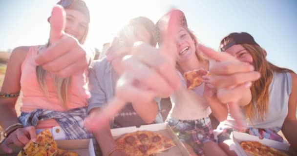 Tiener vrienden eten pizza samen buitenshuis — Stockvideo