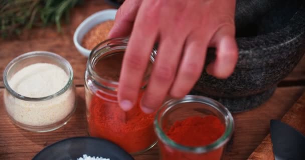 Paprika sendo adicionado à argamassa e pilão — Vídeo de Stock