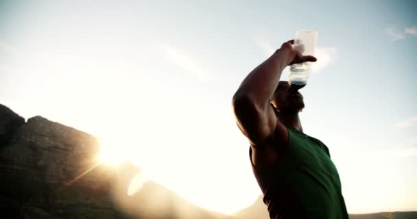 Αθλητής που πίνει νερό από ένα μπουκάλι νερό — Αρχείο Βίντεο