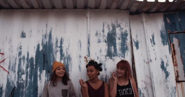 青少年的摇滚女孩吸烟和谈 — 图库视频影像