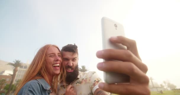 Hipster cara tomando selfie com namorada — Vídeo de Stock