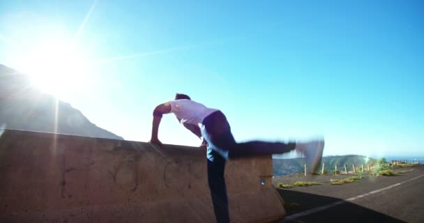 Breakdancer balanceamento em uma parede — Vídeo de Stock