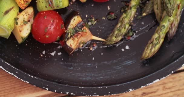 Verduras a la parrilla en una mesa de madera vintage — Vídeos de Stock