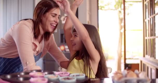 Orgullosa mamá abrazando a su niña — Vídeo de stock