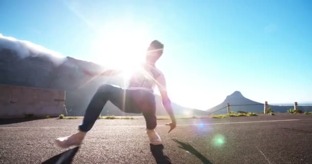 Tonåring öva några flexibla breakdancing — Stockvideo