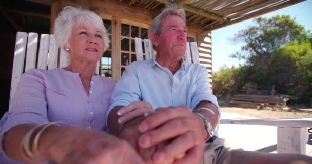 Voormalig senior paar ontspannende samen — Stockvideo