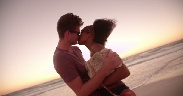 混血カップルのロマンチックな瞬間を共有 — ストック動画