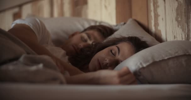 Pareja joven durmiendo — Vídeo de stock