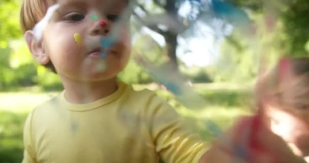 Menino pintando com os dedos — Vídeo de Stock