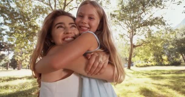 Chica y mamá compartiendo un abrazo amoroso — Vídeos de Stock