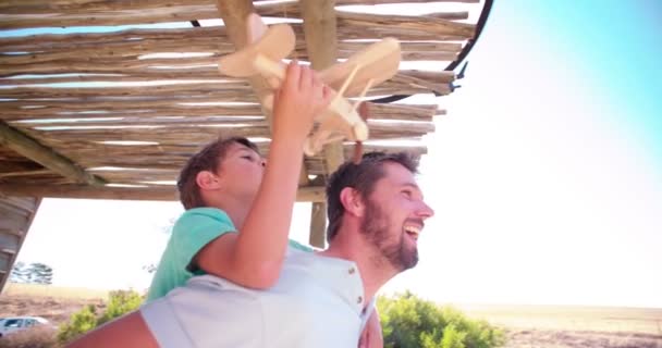 Vater huckepack seinen Sohn beim Spielen — Stockvideo