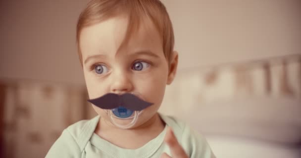 Niño tocando un bigote — Vídeos de Stock