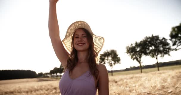 Girl with balloons dancing in wheat field — Stock Video