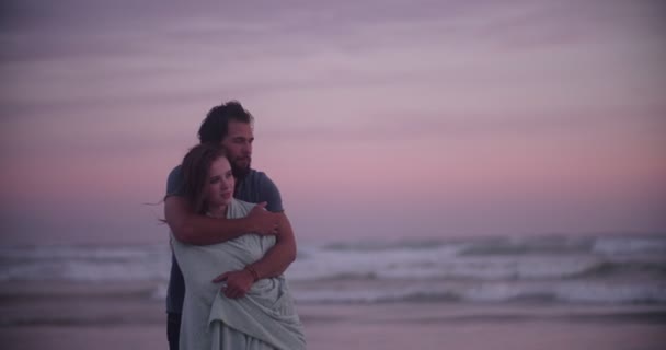 Tipo abrazando a su novia en la playa — Vídeo de stock