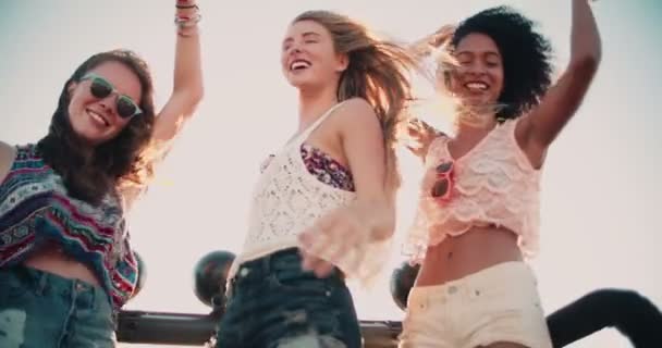 Dívka přátelé tance ve vozidle na pláži — Stock video