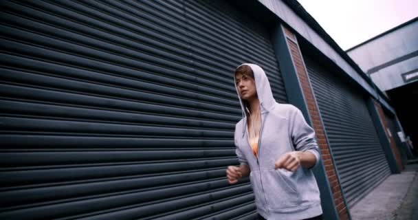 Mujer corriendo y escuchando música — Vídeos de Stock